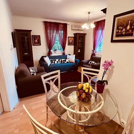 Elit Medencés Apartamento